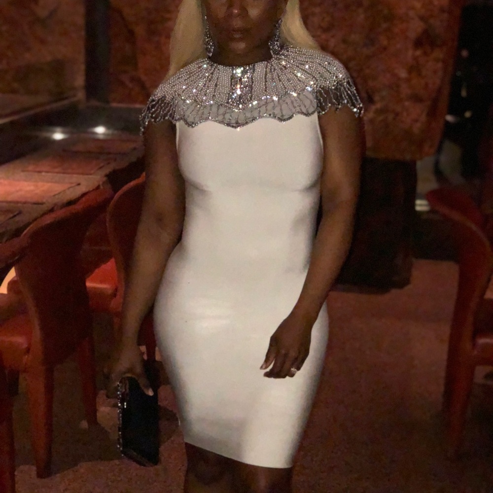 White body con dress, beautiful jewel nick line - Picture 3 of 4